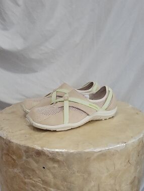 Women's Naturalizer slip-on shoes  size 9